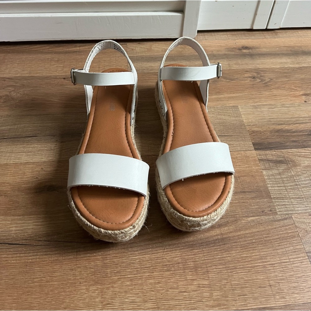 Woman’s White Platform Sandal Size 7.5